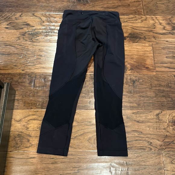 GUC lululemon capri pants with side pockets and mesh detail on the back of knees - Picture 3 of 3